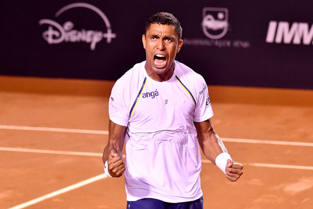 Thiago Monteiro encerra jejum de vitórias e avança às oitavas do Rio Open
