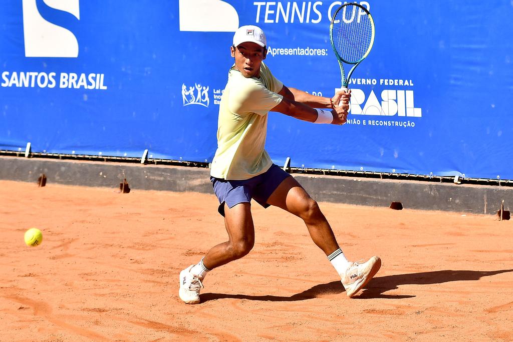 Tenista treinado por Thomaz Bellucci passa o quali em Santos