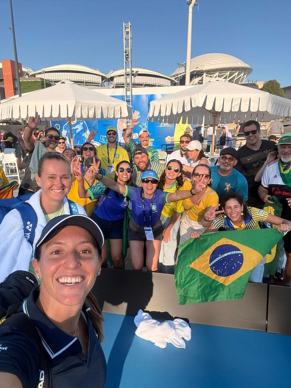 Luisa Stefani estreia com vitória arrasadora na temporada em Adelaide