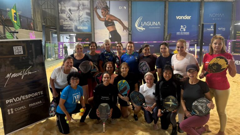Aula gratuita de Beach Tennis reúne mulheres com mais de 60 anos em ação social do PROESPORTE